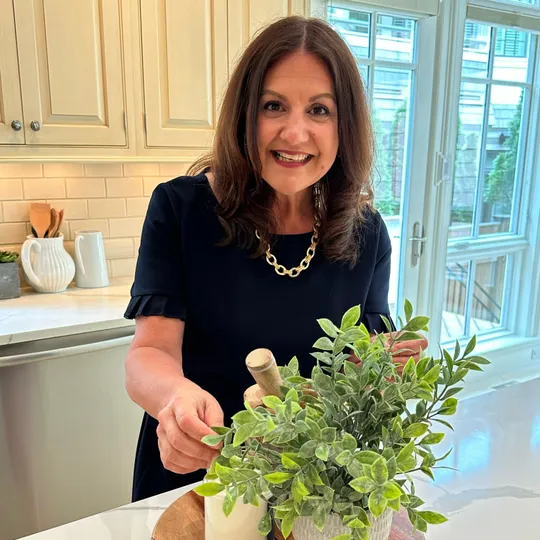 Michelle Quinn, Agent in  - Compass