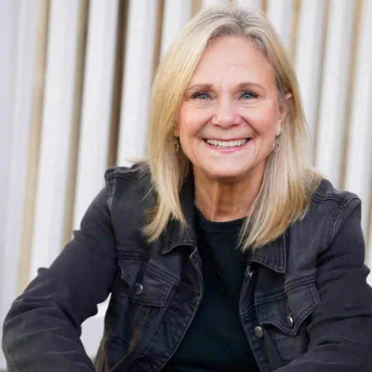 Leslie Dembinski, Agent in  - Compass