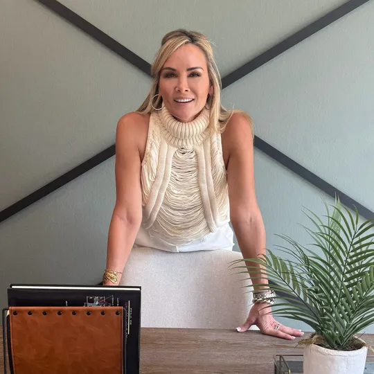 Tracy Barrett, Agent in  - Compass