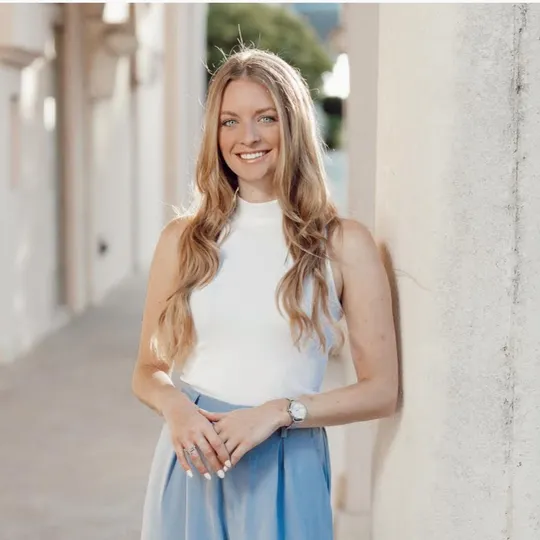 Nina Dalton, Agent in  - Compass