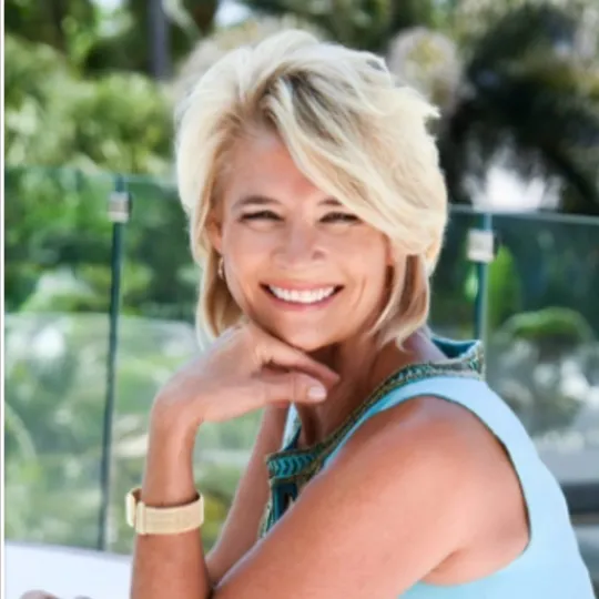 Kelly Schneider, Agent in  - Compass