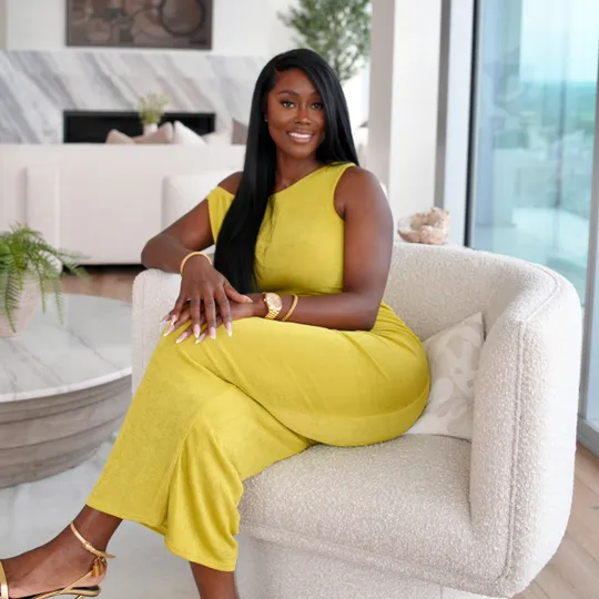 Raven Robinson, Agent in  - Compass