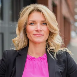 Diana Biega, Agent in  - Compass