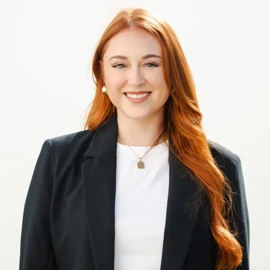 Raya Hensler, Agent in  - Compass