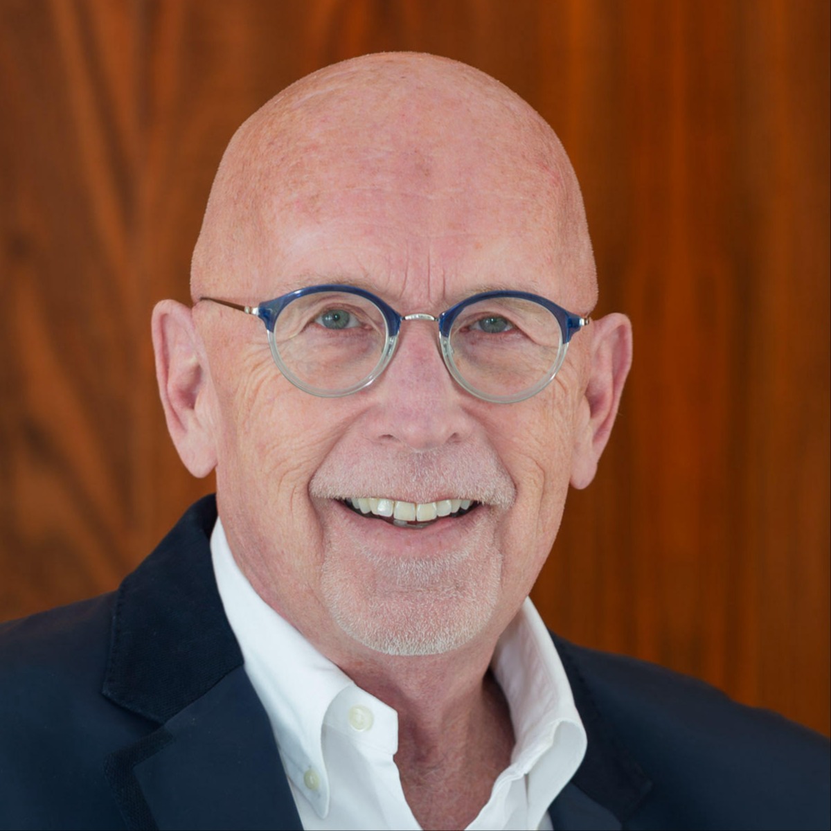 Headshot of Sven Vennen