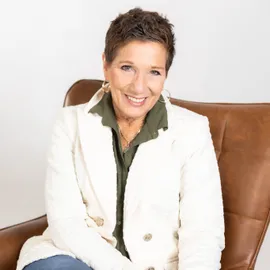 Beth Bukata, Agent in  - Compass
