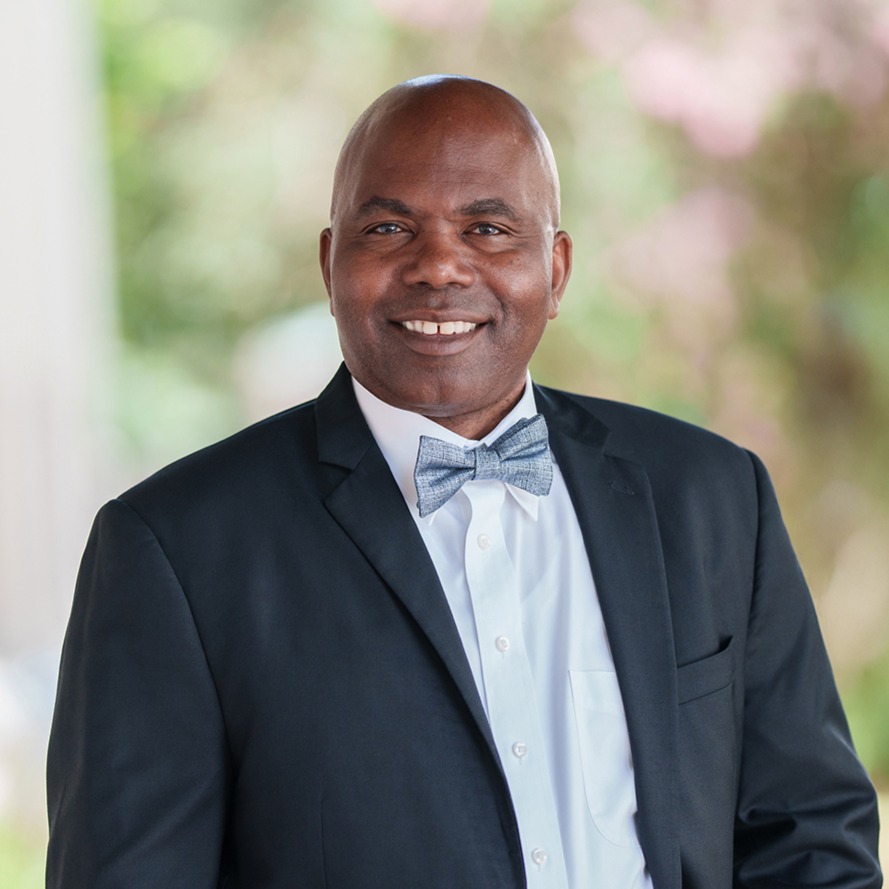 Headshot of Leslie Falkins