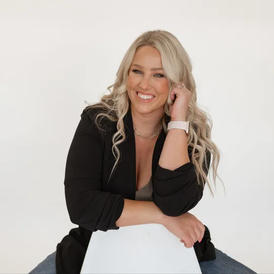 Alexa Kamper, Agent in  - Compass