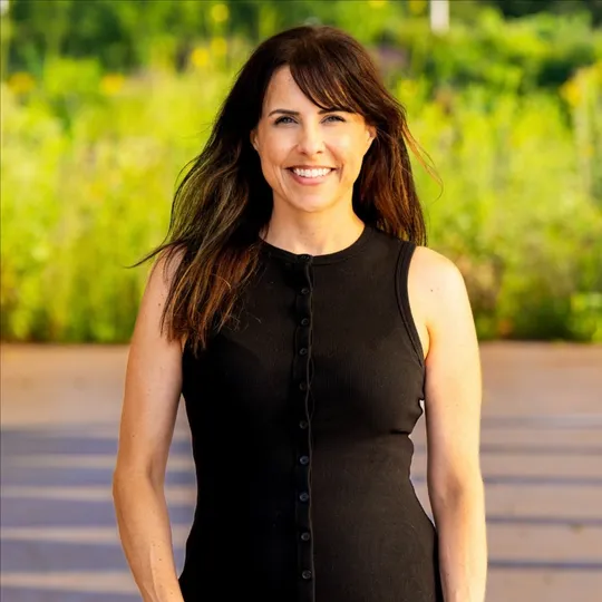 Nikki Stoner, Agent in  - Compass