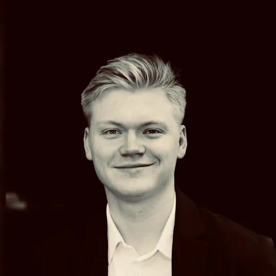 Luke Peterson, Agent in  - Compass