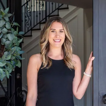 Jessi Crummey, Agent in  - Compass