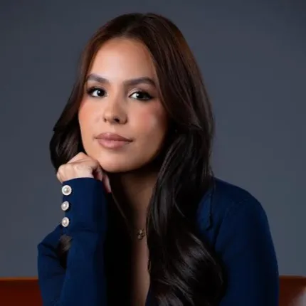 Emely Luna, Agent in  - Compass