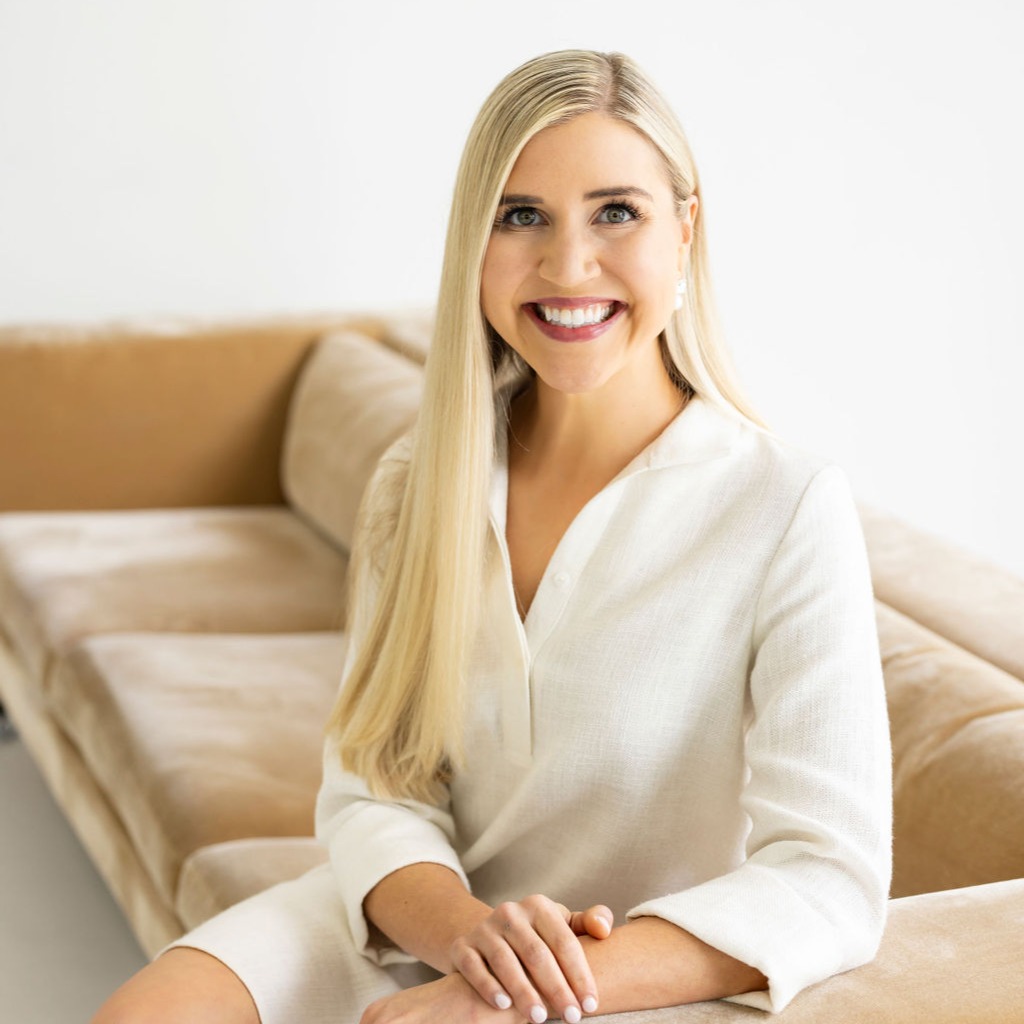 Headshot of Holle Hartis