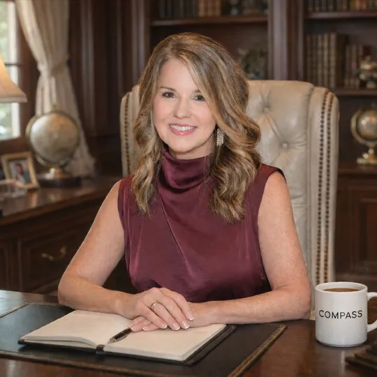 Amy Barrios, Agent in  - Compass