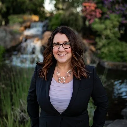 Shannon Olsen, Agent in  - Compass