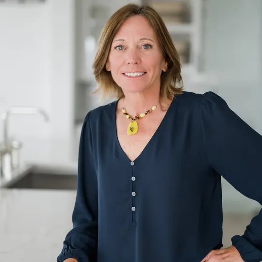 Toni Peavler, Agent in  - Compass