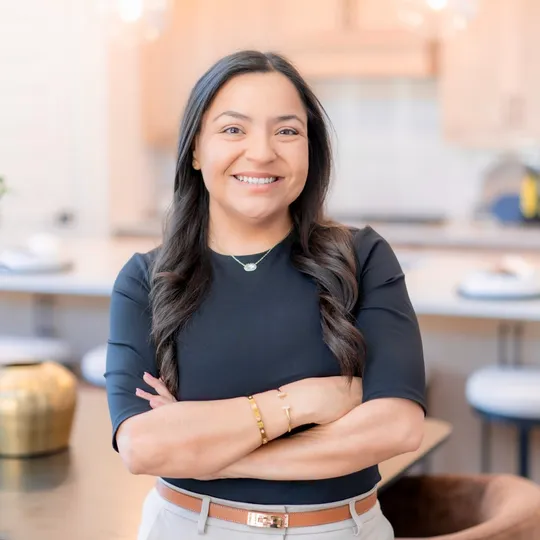 Linda Mora, Agent in  - Compass