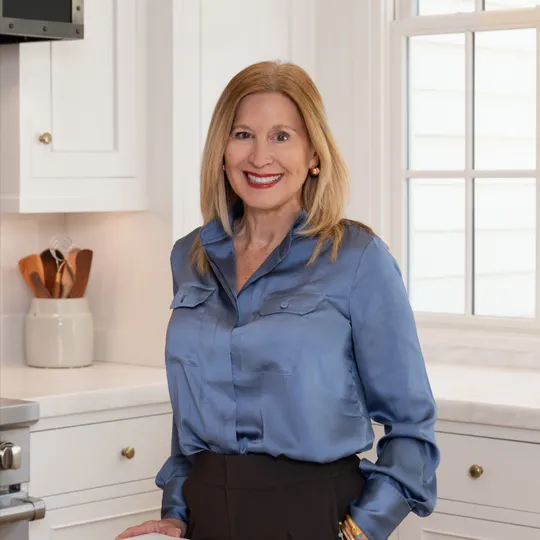 Lisa Hayes, Agent in  - Compass