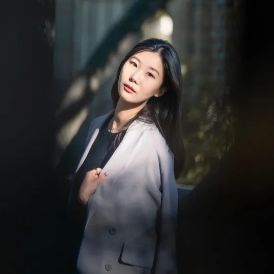 Lucy Zhang, Agent in  - Compass