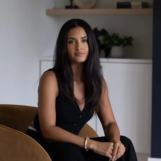 Melanie Casanova, Agent in  - Compass