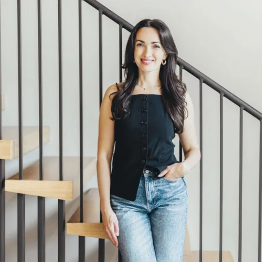 Irina Le, Agent in  - Compass