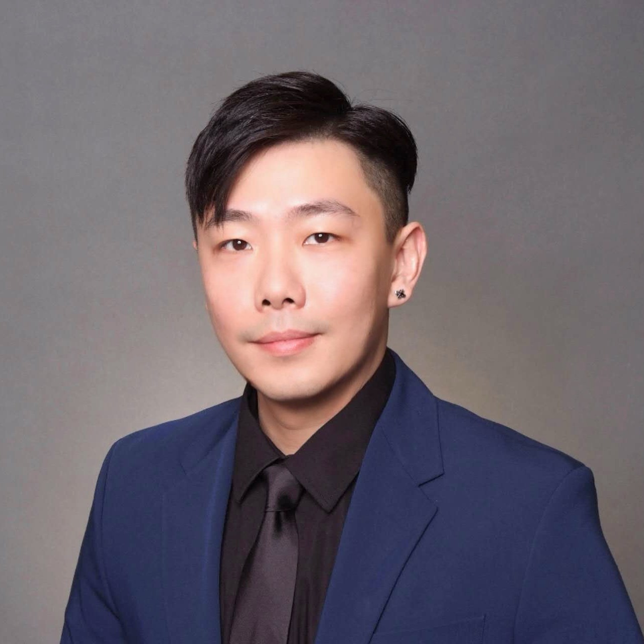 Headshot of Leon Geng