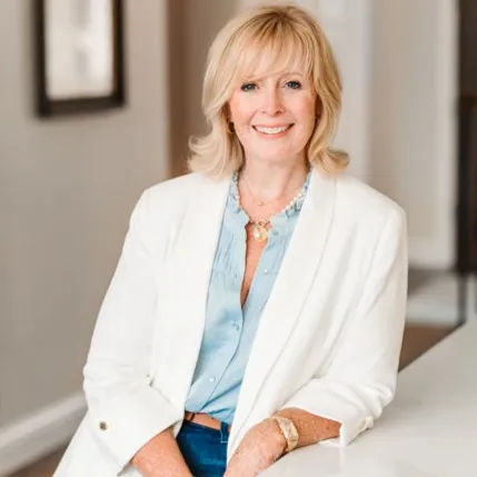 Vivian Real Estate Group, Agent in  - Compass