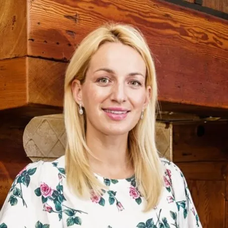 Sophie Dragg, Agent in  - Compass