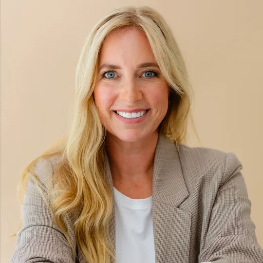 Nina Sina, Agent in  - Compass