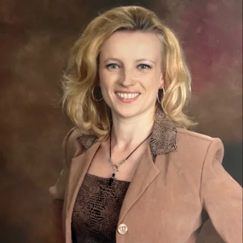 Elena Lewis, Agent in  - Compass