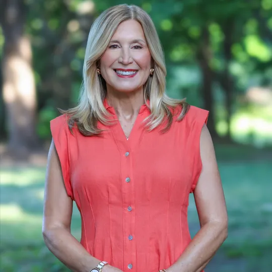 Lisa Hayes, Agent in  - Compass