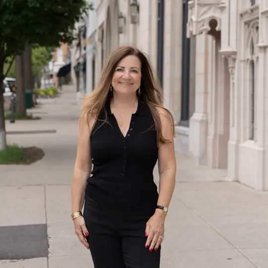 Julia Brasesco, Agent in  - Compass