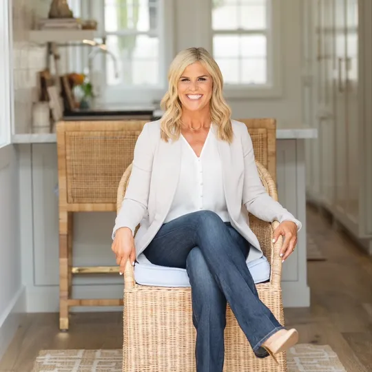 Sascha Blevins, Agent in  - Compass