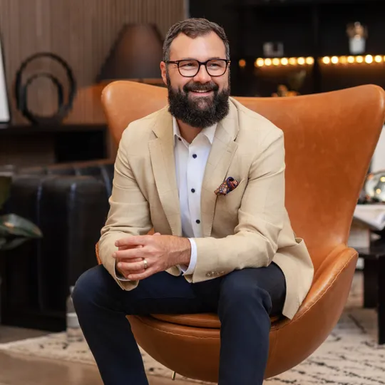 Justin Bustamante, Agent in  - Compass