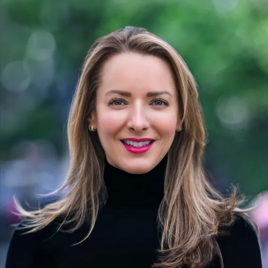 Claudia Villar, Agent in  - Compass