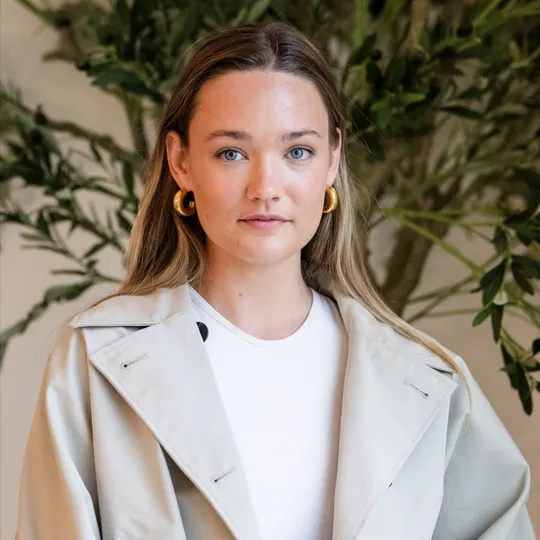 Claire Greve, Agent in  - Compass