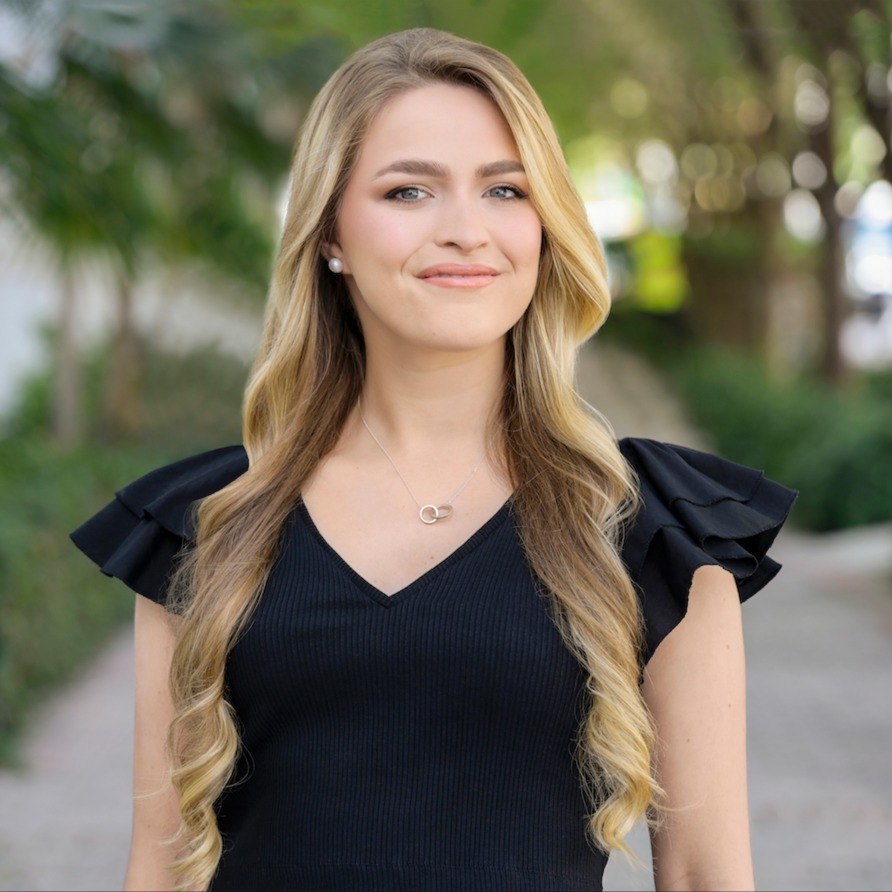 Headshot of Sophia Robyn