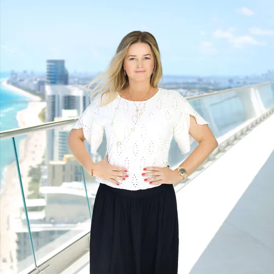 Isabel Cortes, Agent in  - Compass