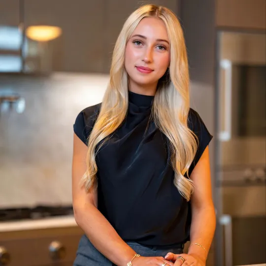 Victoria Jarzabek, Agent in  - Compass