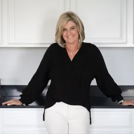 Roberta Dakich, Agent in  - Compass