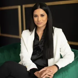 Elisa Aponte, Agent in  - Compass