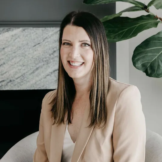 Kat Gommoll, Agent in  - Compass