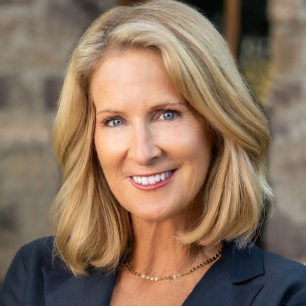 Headshot of Manda Moore