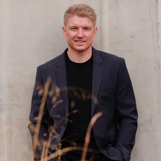 Sean Hannon, Agent in  - Compass