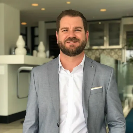 Luke Carnes, Agent in  - Compass