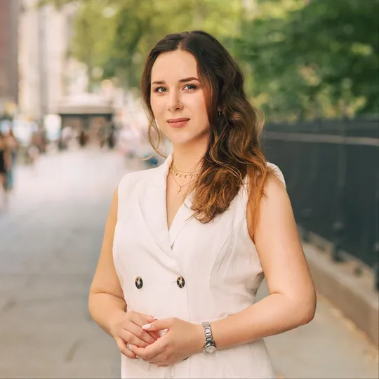 Evelina Kushnir, Agent in  - Compass