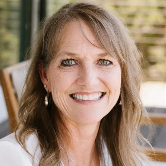 Lauri Schroeder, Agent in  - Compass