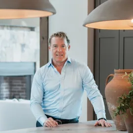Thomas Echea, Agent in  - Compass
