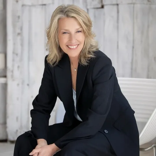 Peri Bartro, Agent in  - Compass