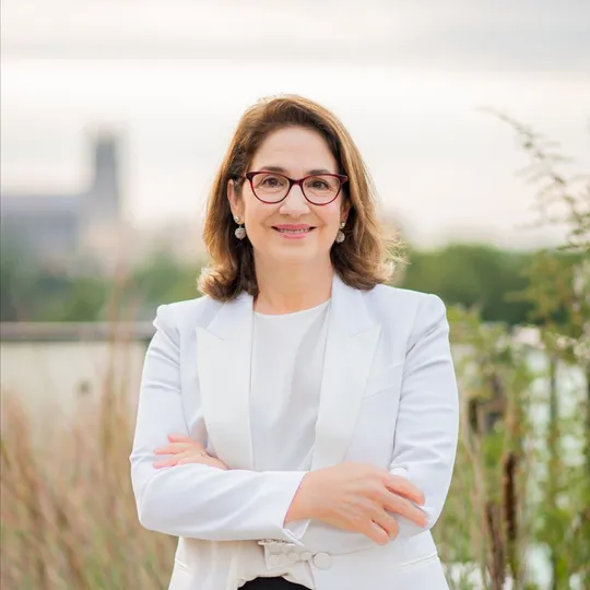 Rina Kunk, Agent in  - Compass